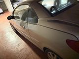 une voiture garée dans un garage