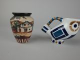 deux vases posés côte à côte sur une table