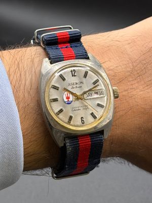 un homme qui porte une montre au poignet