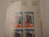 un gros plan d'un morceau de papier avec des timbres dessus
