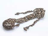 une photo d'un collier en argent orné d'un cœur