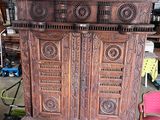 une grande armoire en bois dans un garage, avec un appareil photo
