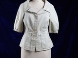 une image représentant un mannequin vêtu d'une veste blanche
