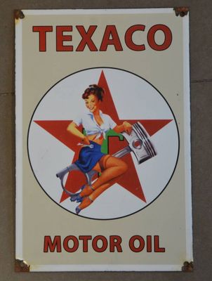 une enseigne portant l'inscription « Texaco » sur le côté d'un immeuble