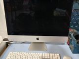 un ordinateur sur un bureau avec un clavier et une souris
