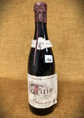 une vieille bouteille de vin posée sur une table en bois