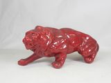 figurine en céramique rouge représentant un chien sur fond blanc