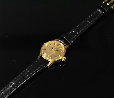 gros plan d'une montre sur une surface noire