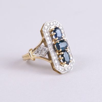 Bague en or jaune (750/00) ornée de trois saphirs ovales fac…