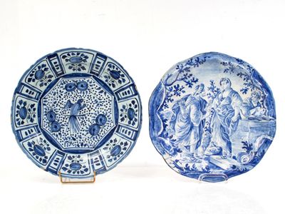 DELFT, XVIIIE Plat à décor d'une scène de marchand de bijoux…