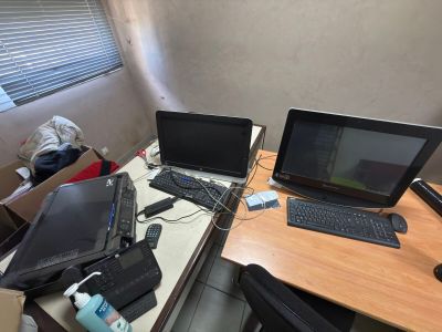 un bureau sur lequel se trouvent deux ordinateurs portables et un ordinateur de bureau