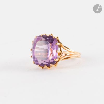 une bague en améthorate et diamant, sertie dans de l'or jaune 18 carats