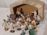 un groupe de figurines assises sur une table