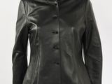 une veste et une jupe en cuir noir sur un mannequin, un mannequin, un mannequin, un mannequin, un mannequin