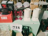 de nombreux articles différents sur les étagères du magasin