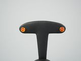 une photo en gros plan d'une paire de boucles d'oreilles à clous orange