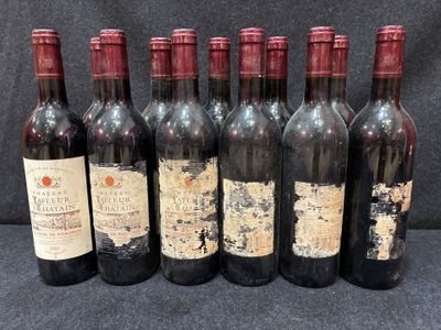 six bouteilles de vin sont alignées sur une table