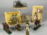 cinq figurines représentant des hommes à cheval, exposées dans une vitrine