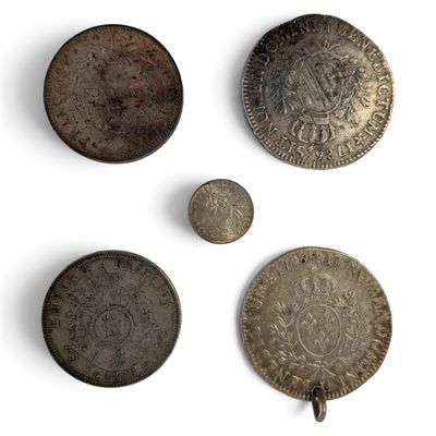 quatre types de pièces différents sont présentés sur une surface blanche