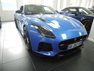 une voiture de sport bleue dans un showroom, aux côtés d'autres voitures
