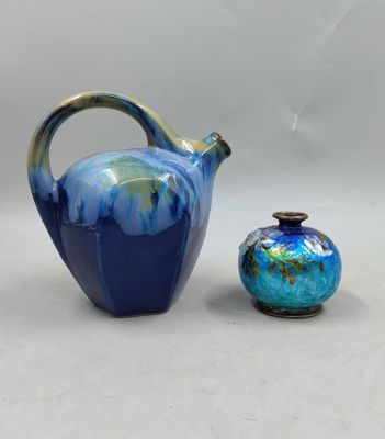 un petit vase bleu à côté d'un petit vase bleu