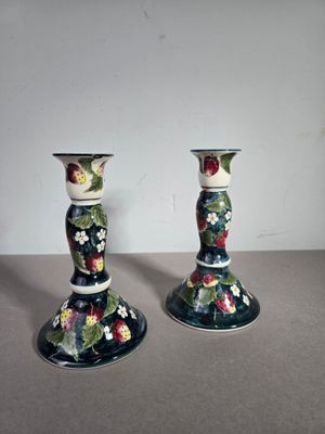 Paire de bougeoirs en porcelaine polychrome à décor de frais…