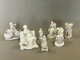 de nombreuses figurines posées sur une table