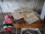 une poupée posée sur une table dans une vitrine