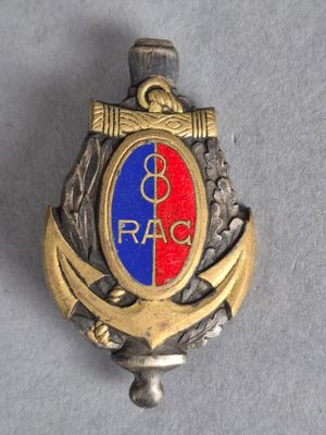 une image représentant un insigne aux couleurs rouge, bleu et or
