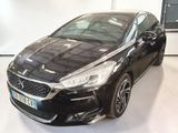 la photo d'une voiture noire garée dans un garage