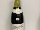 une bouteille de vin posée sur une table