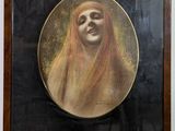 tableau représentant une femme portant un voile sur la tête, dans un cadre en bois