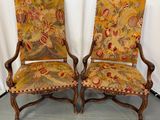 paire de fauteuils français du XIXe siècle en noyer sculpté, recouverts de tapisserie