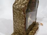 une petite horloge posée sur une surface blanche