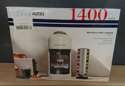 une boîte contenant une cafetière et une tasse de café