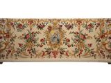 un tapis beige et rouge orné de fleurs et d'oiseaux