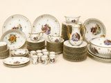 beaucoup d'assiettes, de tasses et de soucoupes sur la table