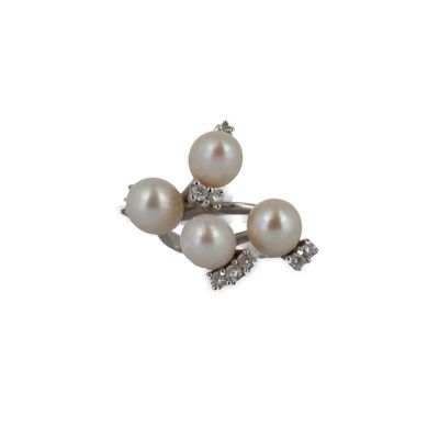 une image représentant une bague en perle blanche et diamants sur fond blanc