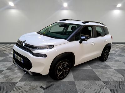 la citrole blanche est garee sur un sol en damier