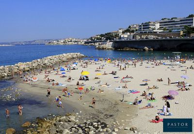 Il y a beaucoup de monde sur la plage, au bord de l'eau.