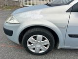 une voiture argentée garée dans un parking