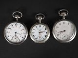 trois montres de poche en argent comportant des chiffres romains