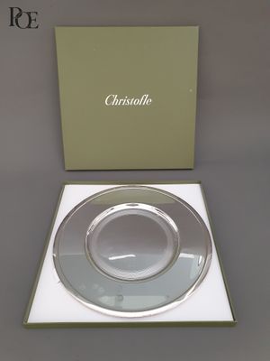 un gros plan d'une plaque de verre dans une boîte posée sur une table