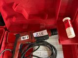 une boîte à outils rouge avec des outils sur une table