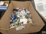 une boîte en carton remplie d'objets hétéroclites sur une table