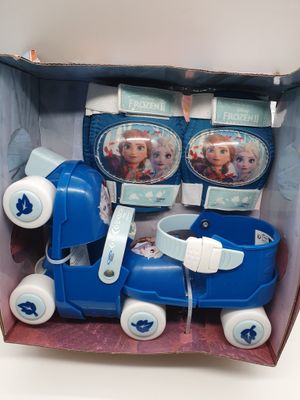 un camion jouet bleu avec deux petites filles à bord