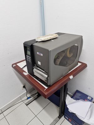 un micro-ondes posé sur une table dans une pièce