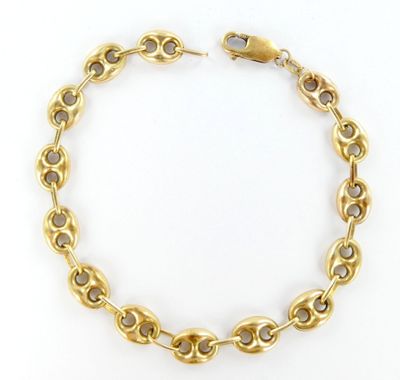 un bracelet en or jaune à maillons avec un fermoir
