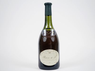 une bouteille de vin posée sur une table