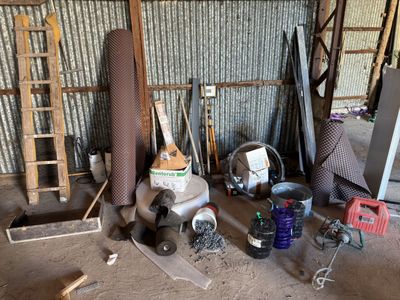 un grand nombre d'outils posés sur le sol